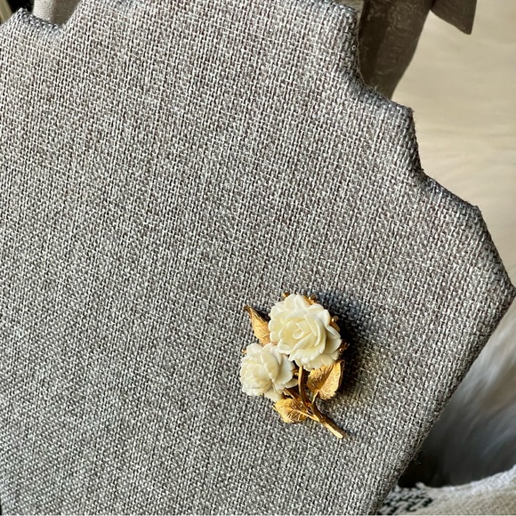 Vintage | White Rose Flower Carved Celluloid Gold Tone Brooch Pin - Picture 15 of 16